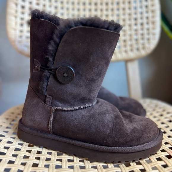UGG Australia Bailey Button Boots Women’s 7 Brown Sheepskin Fur Lined Winter - Picture 1 of 11